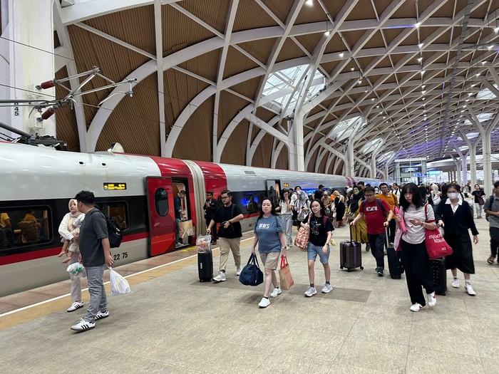 Antusiasme Yuni Membawa Dirinya Menjelajah Belanja di Tanah Abang Lewat Whoosh Bandung-Jakarta