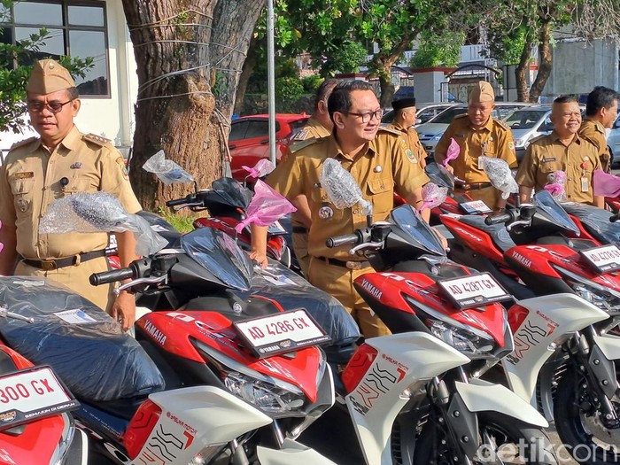 Penyerahan 25 motor dinas baru buat para Sekretaris Kecamatan (Sekcam) di Wonogiri di halaman Sekretariat Daerah (Setda) Wonogiri, Selasa (16/4/2024).
