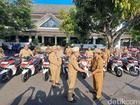 Penyerahan 25 motor dinas baru buat para Sekretaris Kecamatan (Sekcam) di Wonogiri di halaman Sekretariat Daerah (Setda) Wonogiri, Selasa (16/4/2024).