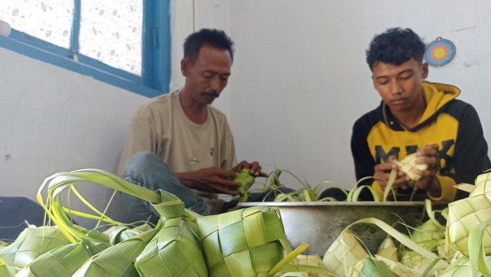 Suyono, perajin ketupat di Blitar