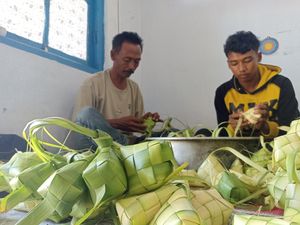 Berkah Perajin Ketupat Kota Blitar Cuan Puluhan Juta Saat Lebaran