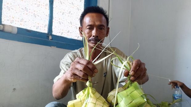 Suyono, perajin ketupat di Blitar