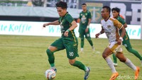 Pemain Persebaya Wildan Ramadhani berhasil lolos dari kawalan pemain Dewa United.