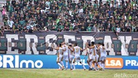 Sejumlah pemain Dewa United merayakan kemenangan atas Persebaya Surabaya. Tiga gol mereka dicetak oleh Ricki Kambuaya, Ahmad Nufiandani dan Alex Martins.
