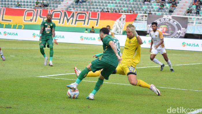 Laga Persebaya Vs Dewa United di Stadion GBT Surabaya
