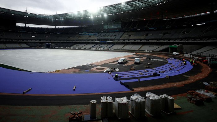 Pertama Kalinya, Lintasan Atletik di Olimpiade Berwarna Ungu The Paris 2024 Olympic and Paralympic Games' athletics track of two shades of purple manufactured by Mondo Sports Flooring is installed inside the Stade de France stadium, in Saint-Denis near Paris, France, April 9, 2024. REUTERS/Sarah Meyssonnier