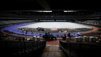 Seorang pekerja memasang lintasan atletik Olimpiade dan Paralimpiade Paris 2024 di dalam stadion Stade de France, di Saint-Denis dekat Paris, Prancis, 9 April 2024. (REUTERS/Sarah Meyssonnier)  