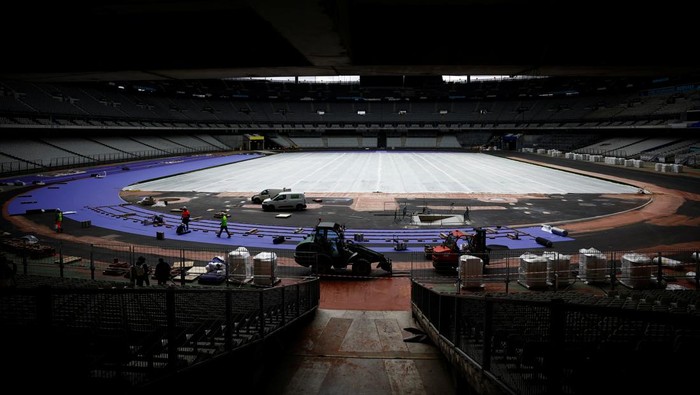 Pertama Kalinya, Lintasan Atletik di Olimpiade Berwarna Ungu The Paris 2024 Olympic and Paralympic Games' athletics track of two shades of purple manufactured by Mondo Sports Flooring is installed inside the Stade de France stadium, in Saint-Denis near Paris, France, April 9, 2024. REUTERS/Sarah Meyssonnier