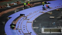 Lintasan tersebut, yang melibatkan pelapisan manual lebih dari 1.000 gulungan material, harus diselesaikan pada 1 Juni. (REUTERS/Sarah Meyssonnier)  