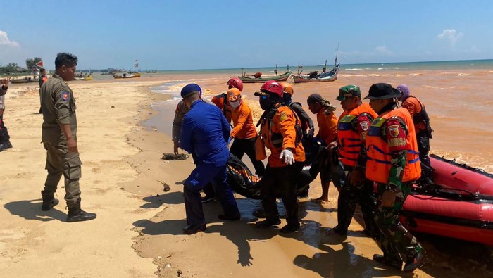 Petugas mengevakuasi jenazah korban nelayan di Tuban yang ditemukan tewas tenggelam