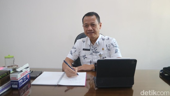 Kepala Dinas Arsip dan Perpustakaan Daerah (Arpusda) Kabupaten Kudus, Samani Intakoris ditemui di kantornya, Selasa (16/4/2024).
