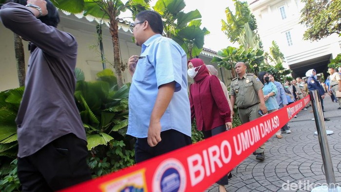 Pemprov DKI menggelar halalbihalal di Balai Kota. Halalbihalal diikuti seluruh pegawai Pemprov DKI Jakarta, termasuk PJ Gubernur DKI Jakarta Heru Budi.