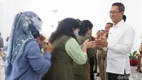 Penjabat (Pj) Gubernur DKI Jakarta Heru Budi Hartono bersama para pejabat di lingkungan Pemprov DKI menggelar halalbihalal di Balai Kota.
