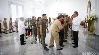 Sementara Heru Budi bersama para asisten dan kepala dinas menunggu di dalam kantor gubernur.