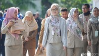 Setelah bersalaman, para pegawai mengantre mengambil bingkisan. Diketahui, hari ini merupakan hari pertama para ASN Pemprov DKI Jakarta bekerja setelah cuti bersama libur Lebaran 2024.
