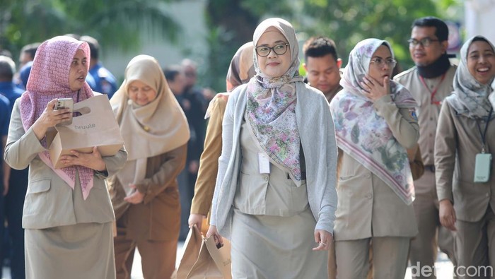 Pemprov DKI menggelar halalbihalal di Balai Kota. Halalbihalal diikuti seluruh pegawai Pemprov DKI Jakarta, termasuk PJ Gubernur DKI Jakarta Heru Budi.