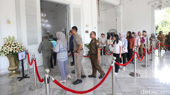 PNS DKI Antre Panjang di Balai Kota, Ada Apa? Pemprov DKI menggelar halalbihalal di Balai Kota. Halalbihalal diikuti seluruh pegawai Pemprov DKI Jakarta, termasuk PJ Gubernur DKI Jakarta Heru Budi.
