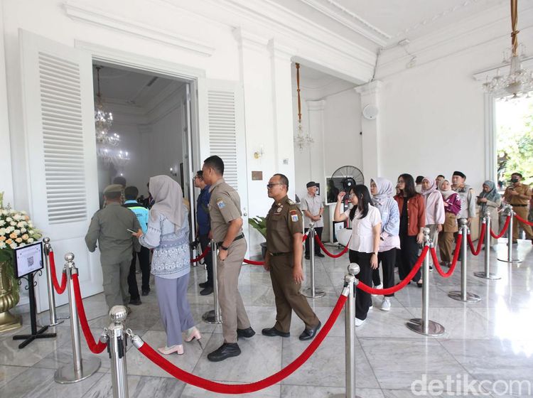 PNS DKI Antre Panjang di Balai Kota, Ada Apa?