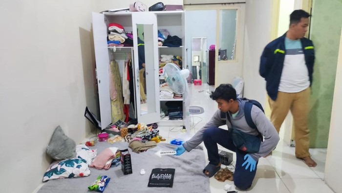 Polisi melakukan olah tempat kejadian perkara (TKP) rumah warga Gresik yang dirampok.
