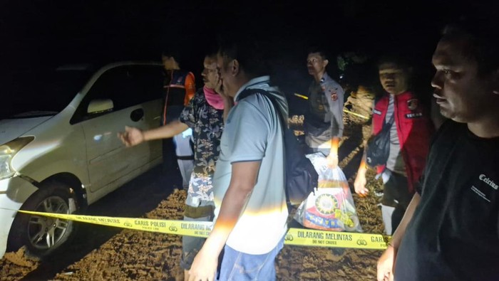 Polisi saat mengevakuasi jasad satu keluarga yang tewas dalam mobil di Bungo, Jambi