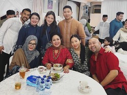 Most Pop: Potret Keluarga Cendana Rayakan Lebaran, Kompak Berbusana Batik