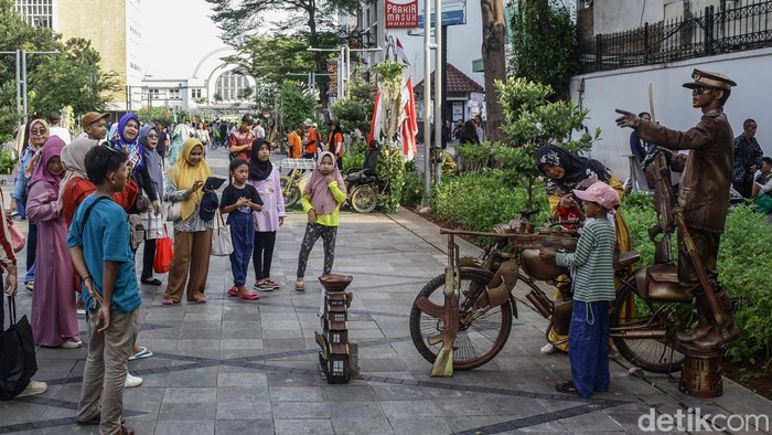 Para wisatawan menikmati suasana kawasan Kota Tua di Jakarta, Selasa (16/4/2024). Keramaian wisatawan masih terlihat di hari pertama kerja usai cuti bersama lebaran Idul Fitri 1445 H.