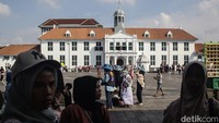 Para wisatawan menikmati suasana kawasan Kota Tua di Jakarta, Selasa (16/4/2024). Keramaian wisatawan masih terlihat di hari pertama kerja usai cuti bersama lebaran Idul Fitri 1445 H.