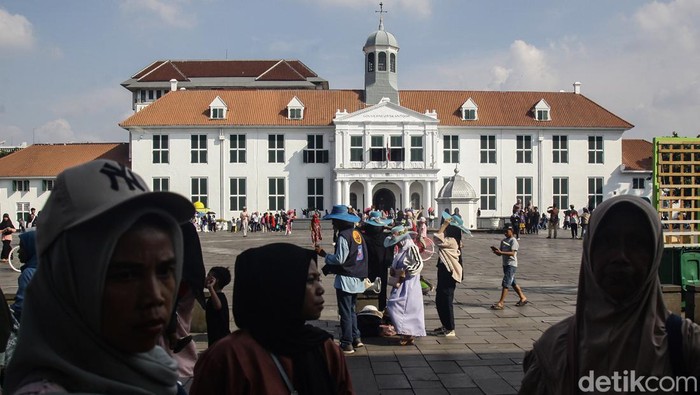 Para wisatawan menikmati suasana kawasan Kota Tua di Jakarta, Selasa (16/4/2024). Keramaian wisatawan masih terlihat di hari pertama kerja usai cuti bersama lebaran Idul Fitri 1445 H.