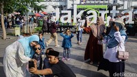 Sejumlah wisatawan nampak asyik berfoto di kawasan Kota Tua Jakarta.