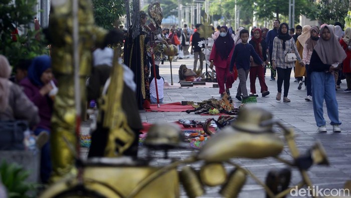 Potret Kota Tua Jakarta Masih Ramai Meski Libur Lebaran Telah Usai Para wisatawan menikmati suasana kawasan Kota Tua di Jakarta, Selasa (16/4/2024). Keramaian wisatawan masih terlihat di hari pertama kerja usai cuti bersama lebaran Idul Fitri 1445 H.