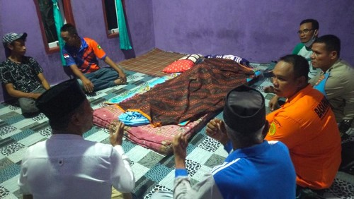 Jenazah Jabarudin yang tewas tenggelam di sungai Sumbawa pada Senin (15/4/2024).