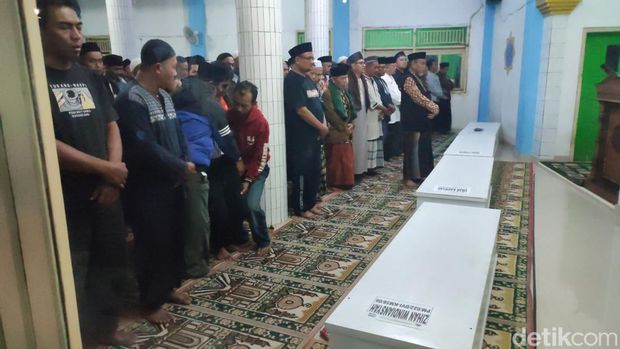 Prosesi pemakaman 4 jenazah korban kecelakaan maut GranMax Km 58 Tol Japek