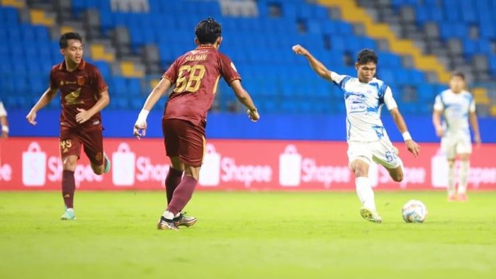 Pemain PSIS, Tri Setiawan menendang bola dalam laga PSIS melawan PSM di Stadion Batakan, Balikpapan, Selasa (16/4/2024).