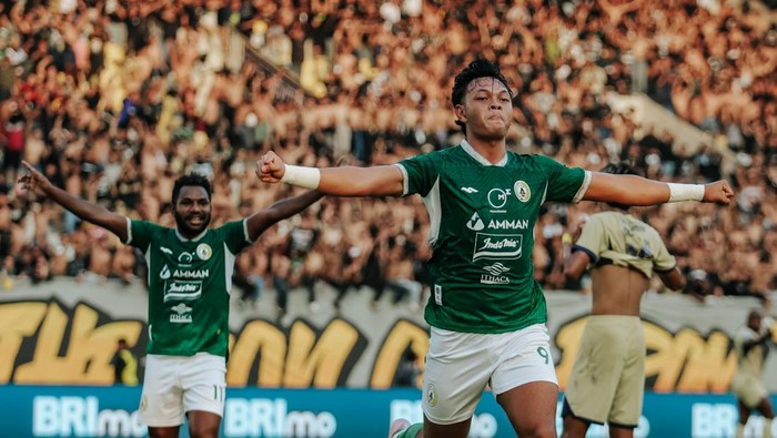 Selebrasi Saddam Gaffar usai mencetak gol perdana ke gawang Arema FC, Senin (15/4/2024).