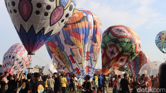 Puluhan balon tambat yang akan dipamerkan saat Festival Balon Tambat 2024 di Pekalongan.