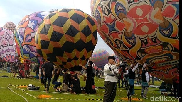 Puluhan balon tambat yang akan dipamerkan saat Festival Balon Tambat 2024 di Pekalongan.