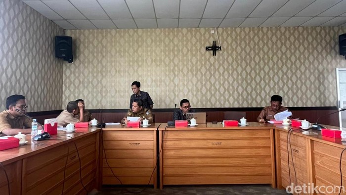 Rapat kerja Komisi di DPRD Bone.