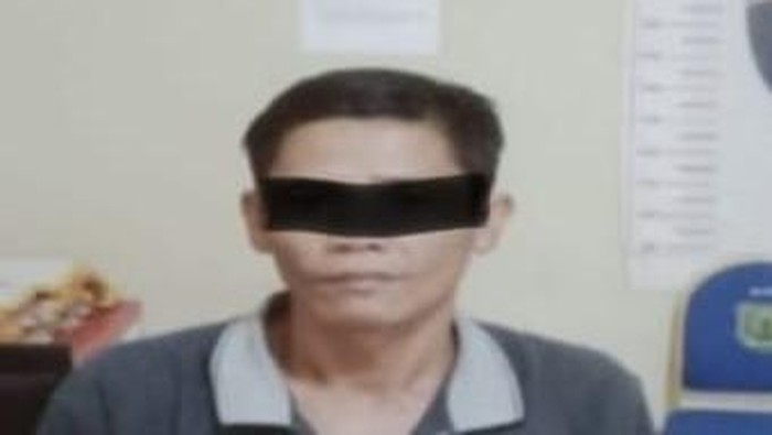 Rasid saat diamankan di kantor polisi.