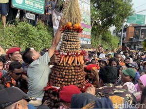 Tradisi Syawalan, Warga Boja Kendal Berebut Gunungan di Kirab Nyai Dapu