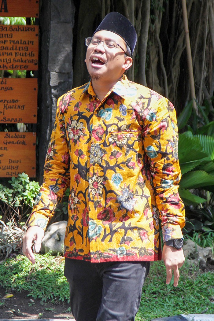 Reaksi Santai Bupati Sidoarjo Saat Ditetapkan Jadi Tersangka Korupsi Bupati Sidoarjo Ahmad Muhdlor Ali menemui wartawan di Pendopo Delta Wibawa Sidoarjo, Jawa Timur, Selasa (16/4/2024). Komisi Pemberantasan Korupsi (KPK) menetapkan Bupati Sidoarjo Ahmad Muhdlor Ali sebagai tersangka dalam kasus dugaan tindak pidana korupsi pemotongan insentif pegawai pada Badan Pelayanan Pajak Daerah (BPPD) Kabupaten Sidoarjo. ANTARA FOTO/Umarul Faruq/wpa.