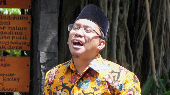 Bupati Sidoarjo Ahmad Muhdlor Ali menemui wartawan di Pendopo Delta Wibawa Sidoarjo, Jawa Timur, Selasa (16/4/2024). Komisi Pemberantasan Korupsi (KPK) menetapkan Bupati Sidoarjo Ahmad Muhdlor Ali sebagai tersangka dalam kasus dugaan tindak pidana korupsi pemotongan insentif pegawai pada Badan Pelayanan Pajak Daerah (BPPD) Kabupaten Sidoarjo. ANTARA FOTO/Umarul Faruq/wpa.