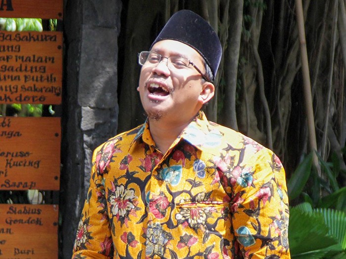 Bupati Sidoarjo Ahmad Muhdlor Ali menemui wartawan di Pendopo Delta Wibawa Sidoarjo, Jawa Timur, Selasa (16/4/2024). Komisi Pemberantasan Korupsi (KPK) menetapkan Bupati Sidoarjo Ahmad Muhdlor Ali sebagai tersangka dalam kasus dugaan tindak pidana korupsi pemotongan insentif pegawai pada Badan Pelayanan Pajak Daerah (BPPD) Kabupaten Sidoarjo. ANTARA FOTO/Umarul Faruq/wpa.