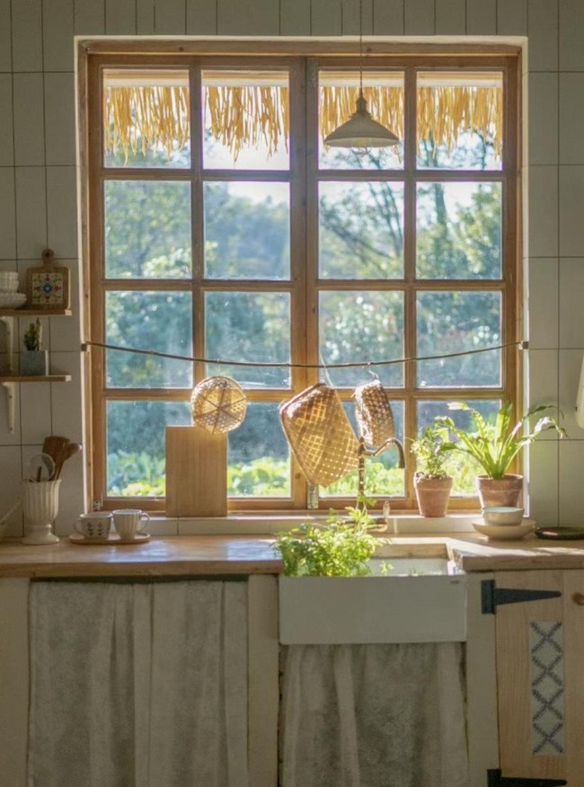 Setelah direnovasi To To, rumah bekas kandang ayam ini menjadi begitu cantik. To To menghadirkan dekorasi minimalis dengan sentuhan kayu pada rumah ini. Foto: Dok. Eva.vn