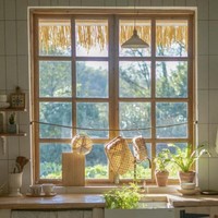 Setelah direnovasi To To, rumah bekas kandang ayam ini menjadi begitu cantik. To To menghadirkan dekorasi minimalis dengan sentuhan kayu pada rumah ini. Foto: Dok. Eva.vn