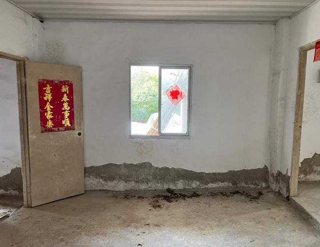 Seorang wanita bernama To To asal China jadi viral usai mengunggah deretan kontennya sebagai seorang tukang kayu. Dia merenovasi sebuah rumah yang dulunya dijadikan kandang ayam di kawasan Nanjing, China.Foto: Dok. Eva.vn