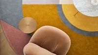 Bagi kamu yang menyukai karpet polos, tetapi tidak ingin terlalu monoton, kamu bisa memilih karpet yang bermain warna seperti ini. Bentuk karpet yang melingkar juga membuat bagian tengahnya lebih luas. Daripada ditambah sofa panjang atau bentuk L, sofa kecil seperti ini membuat tampilannya minimalis dan ruang geraknya leluasa. Foto: Greg Natale via Livingetc