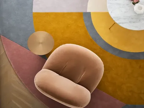 Ruang tamu dengan karpet berwarna dan minim pola.