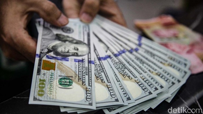 Rupiah Makin Keok Lawan Dolar AS Hari Ini Rupiah kian melemah di hadapan dolar AS. Nilai tukar rupiah kepada dolar AS tembus Rp 16.178 siang ini, Selasa (16/4/2024).