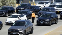 Para pengunjuk rasa saling bergandengan tangan dan memblokir jalur Interstate 190 sekitar pukul 7 pagi, sebuah demonstrasi yang mereka katakan adalah bagian dari “blokade ekonomi global untuk membebaskan Palestina,” menurut Rifqa Falaneh, salah satu pengunjuk rasa.  