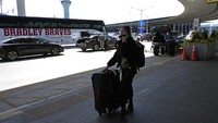 Meskipun masing-masing pelancong mungkin mengalami penundaan, operasional di bandara tampak mendekati normal dengan penundaan di bawah 15 menit, menurut Departemen Penerbangan Chicago.  